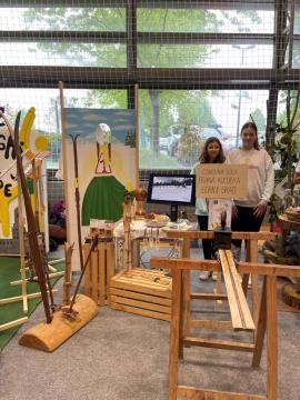 Sara in Katja na trzˇnici